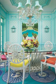 Дизайн на тюркоазена всекидневна с корнизи