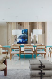 Тюркоазена трапезарна маса в хола