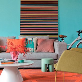 Тюркоазен дизайн на хол с оранжеви акценти