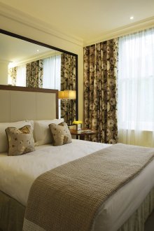 Модерна малка спалня с голямо огледало