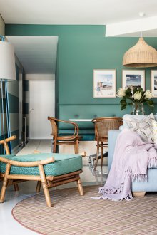 Дизайн тюркоазена всекидневна с мебели от ракита