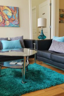 Тюркоазен дизайн на хол с възглавници.