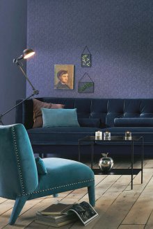 Дизайн на синя всекидневна с тюркоазени мебели