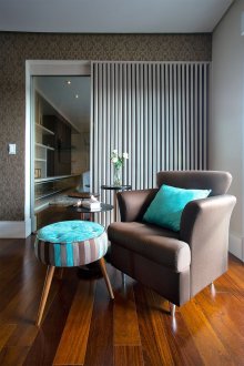 Комбинация от тюркоаз и кафяво в хола