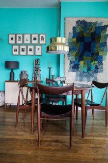 Тюркоазени стени в хола