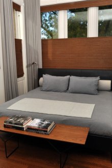 Тесна спалня с леки стени