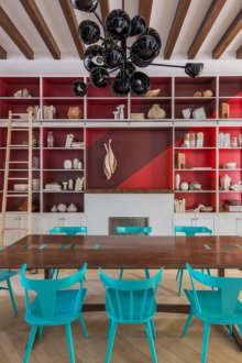 Тюркоазени столове в хола