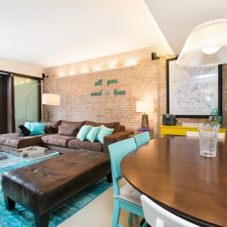 Дизайн тюркоазена всекидневна с уреди