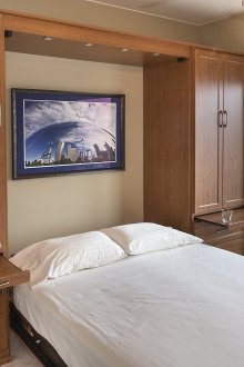 Малка крема спалня с гардероби