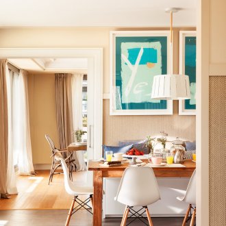 Тюркоазени картини в селска къща