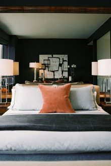 Малка спалня с тъмни стени и голямо огледало