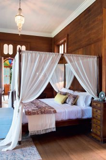 Kanopi gaya Inggeris di atas katil