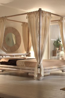 Kanopi di atas katil buluh