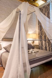 Kanopi di atas katil putih