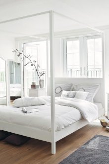 Kanopi di atas katil kayu