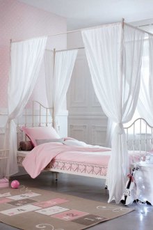 Kanopi di atas katil di tapak semaian