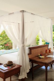 Kanopi di atas katil di dalam rumah