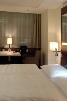 Малка спалня с маса