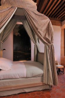 Kanopi gaya Perancis di atas katil