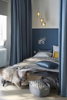 Kanopi di atas katil biru