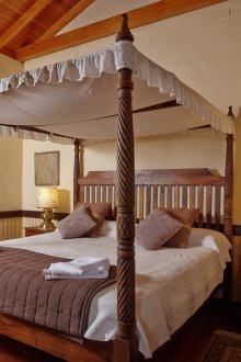 Kanopi di atas katil