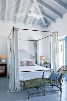 Kanopi di atas katil besi tempa