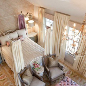 Kanopi logam di atas katil