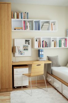 Малка светла спалня с работно място