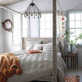 Kanopi diukir di atas katil