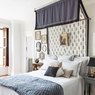 Kanopi di atas katil biru