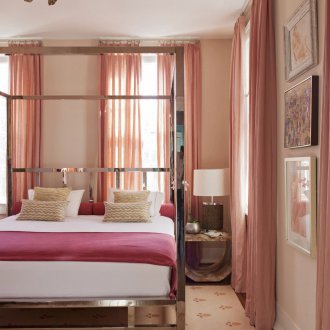 Kanopi di atas katil keluli