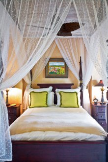 Kanopi di atas katil dari tulle