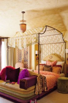 Kanopi gaya Oriental di atas katil