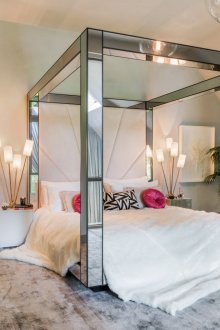 Kanopi di atas katil cermin