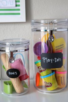 Съхранение на играчки в банки