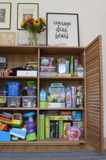 Съхранение на играчки в хола