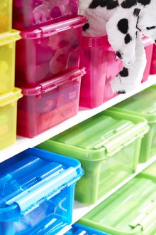 Съхранение на играчки в пластмасови контейнери