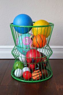 Съхранение на играчки в кошница