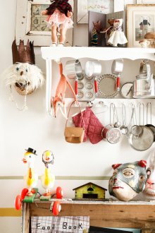 Съхранение на играчки на рафт с куки.