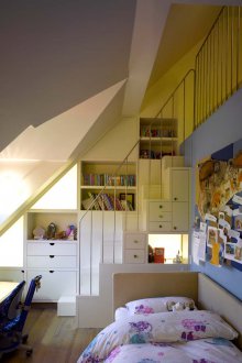 Съхранение на играчки в таванската детска стая