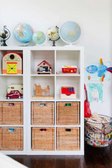 Съхранение на играчки в мебели