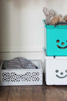 Съхранение на играчки в пластмасови контейнери