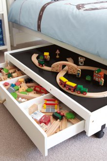 Съхранение на играчки под леглото