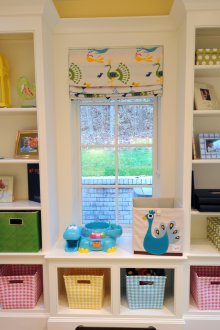 Съхранение на играчки под прозореца