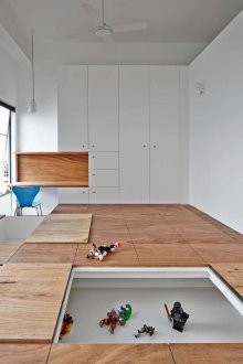 Съхранение на играчки на подиума