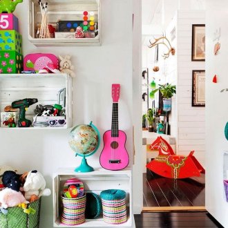 Съхранение на играчки върху окачени конструкции в детската стая