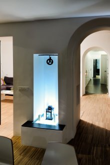 Преградата между кухнята и хола е сводеста