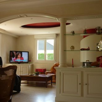 Преградата между кухнята и хола е класическа