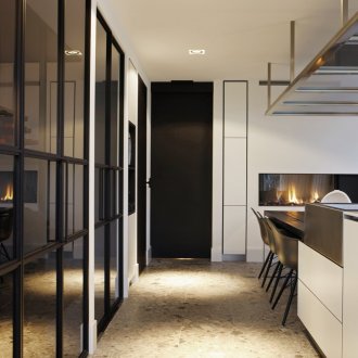 Преградата между кухнята и хола е черно-бяла