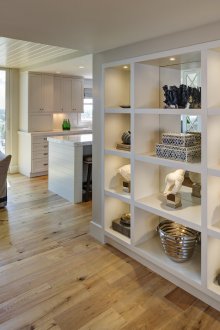 Преграда между кухнята и хола с декор